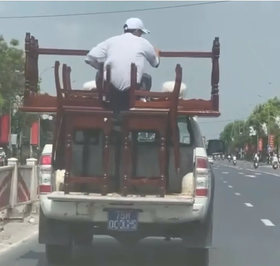 Công an TP Huế xử phạt tài xế xe bán tải chở người không an toàn trên Quốc lộ 1
