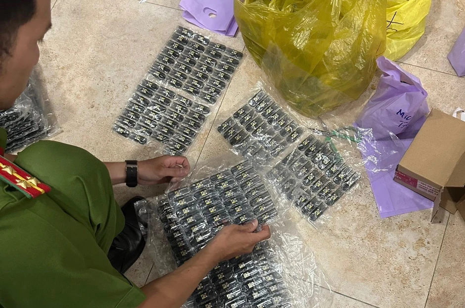 Công an TPHCM bắt 5 người buôn bán ma túy núp bóng thuốc lá điện tử Công an TPHCM bắt 5 người buôn bán ma túy núp bóng thuốc lá điện tử