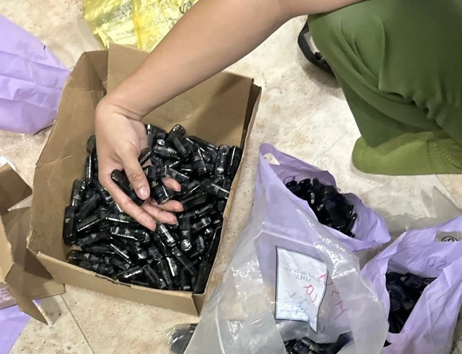 Công an TPHCM bắt 5 người buôn bán ma túy núp bóng thuốc lá điện tử Công an TPHCM bắt 5 người buôn bán ma túy núp bóng thuốc lá điện tử