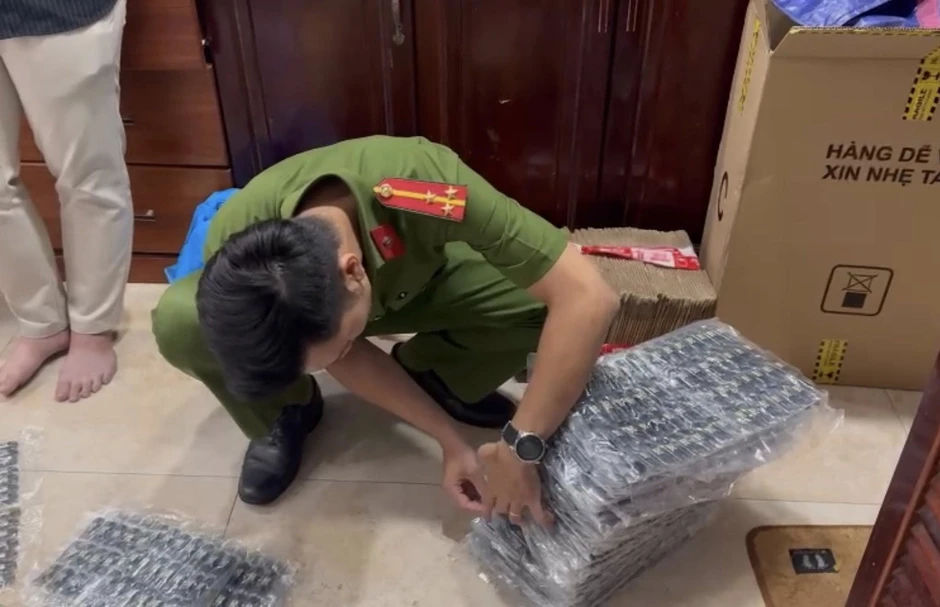Công an TPHCM bắt 5 người buôn bán ma túy núp bóng thuốc lá điện tử Công an TPHCM bắt 5 người buôn bán ma túy núp bóng thuốc lá điện tử