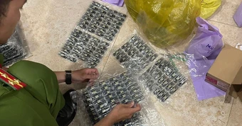 Công an TPHCM bắt 5 người buôn bán ma túy núp bóng thuốc lá điện tử