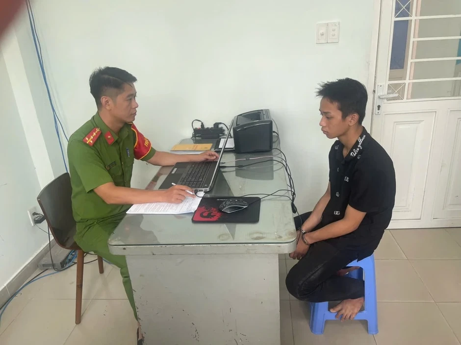 Công an TP.HCM bắt kẻ nhẫn tâm cướp giật vé số của bà cụ khuyết tật Công an TP.HCM bắt kẻ nhẫn tâm cướp giật vé số của bà cụ khuyết tật