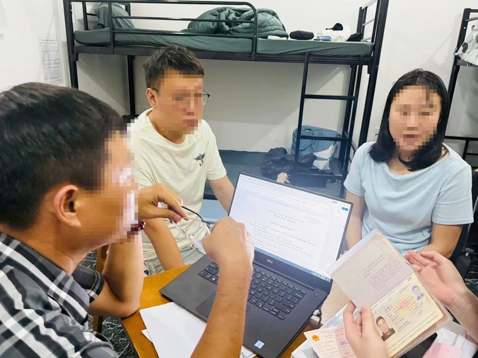 Công an TP.HCM bắt quả tang 85 người Trung Quốc thuê khách sạn để lừa đảo công nghệ cao Công an TP.HCM bắt quả tang 85 người Trung Quốc thuê khách sạn để lừa đảo công nghệ cao