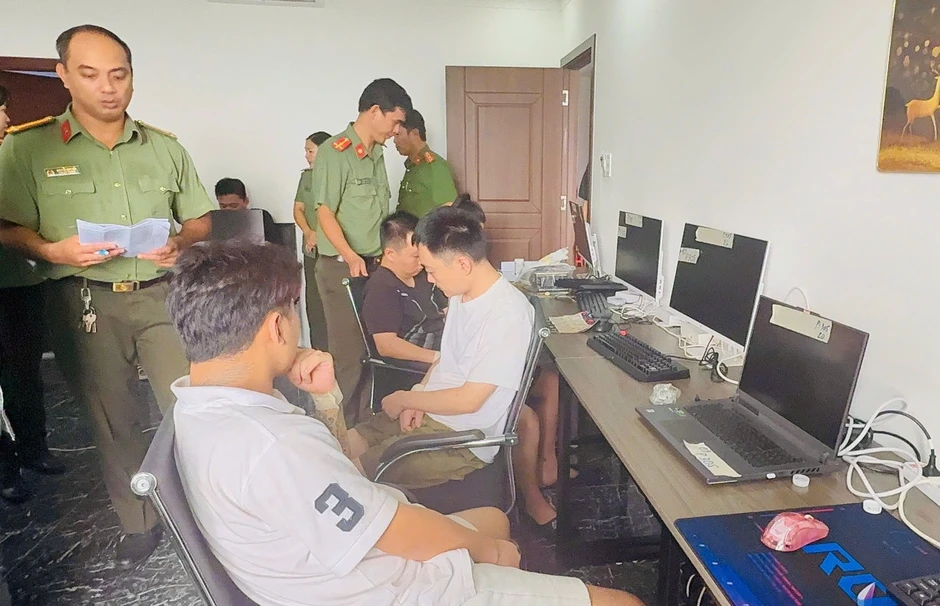 Công an TP.HCM bắt quả tang 85 người Trung Quốc thuê khách sạn để lừa đảo công nghệ cao Công an TP.HCM bắt quả tang 85 người Trung Quốc thuê khách sạn để lừa đảo công nghệ cao