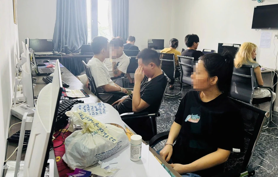 Công an TP.HCM bắt quả tang 85 người Trung Quốc thuê khách sạn để lừa đảo công nghệ cao Công an TP.HCM bắt quả tang 85 người Trung Quốc thuê khách sạn để lừa đảo công nghệ cao