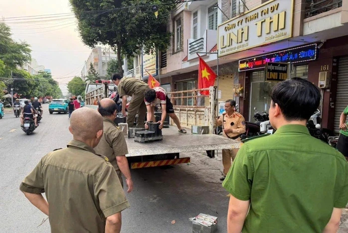 Công an TPHCM phát hiện nhiều tiệm sửa xe sử dụng pin, linh kiện nhập lậu từ Trung Quốc Công an TPHCM phát hiện nhiều tiệm sửa xe sử dụng pin, linh kiện nhập lậu từ Trung Quốc