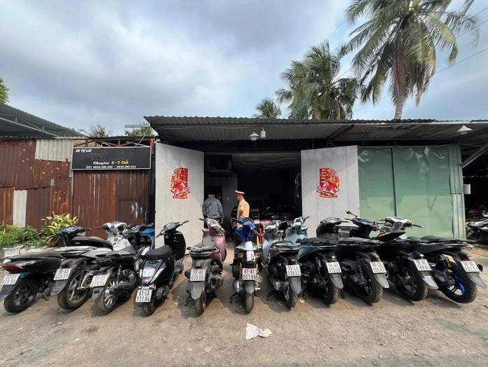 Công an TPHCM phát hiện nhiều tiệm sửa xe sử dụng pin, linh kiện nhập lậu từ Trung Quốc Công an TPHCM phát hiện nhiều tiệm sửa xe sử dụng pin, linh kiện nhập lậu từ Trung Quốc