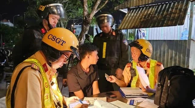 Công an TP.HCM ra quân 45 ngày đêm 'xóa sổ' tội phạm ma túy Công an TP.HCM ra quân 45 ngày đêm 'xóa sổ' tội phạm ma túy