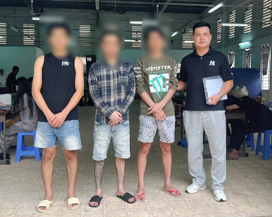 Công an TPHCM tiếp nhận nhiều người bị Campuchia trục xuất vì liên quan lừa đảo Công an TPHCM tiếp nhận nhiều người bị Campuchia trục xuất vì liên quan lừa đảo