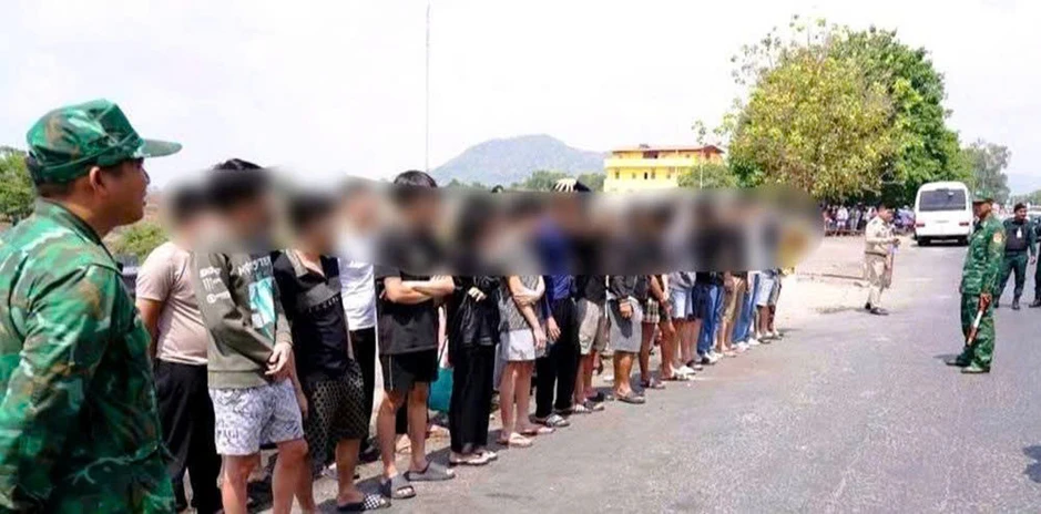 Công an TPHCM tiếp nhận nhiều người bị Campuchia trục xuất vì liên quan lừa đảo Công an TPHCM tiếp nhận nhiều người bị Campuchia trục xuất vì liên quan lừa đảo