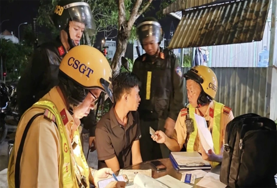 Công an TPHCM vào đợt cao điểm 45 ngày đêm tổng rà soát, trấn áp tội phạm Công an TPHCM vào đợt cao điểm 45 ngày đêm tổng rà soát, trấn áp tội phạm