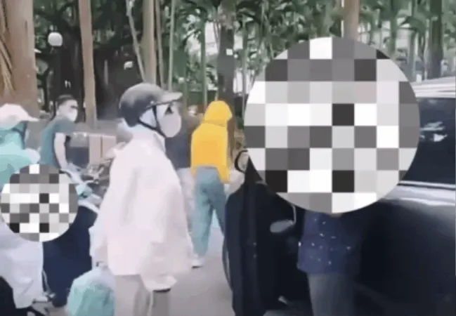 Công an vào cuộc vụ người phụ nữ chửi bới, hành hung tài xế ô tô ở Hà Nội Công an vào cuộc vụ người phụ nữ chửi bới, hành hung tài xế ô tô ở Hà Nội