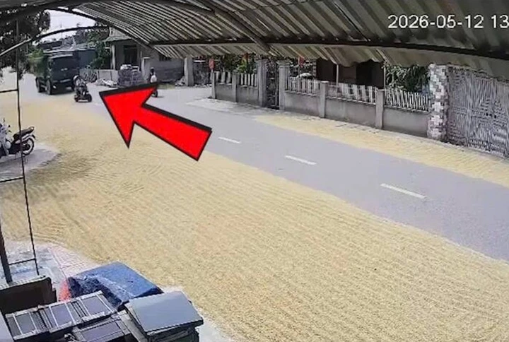 Công an vào cuộc vụ người phụ nữ dùng cào đập ô tô đi vào đường phơi lúa Công an vào cuộc vụ người phụ nữ dùng cào đập ô tô đi vào đường phơi lúa