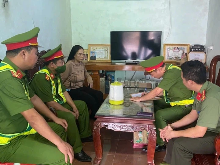 Công an vào cuộc vụ người phụ nữ dùng cào đập ô tô đi vào đường phơi lúa Công an vào cuộc vụ người phụ nữ dùng cào đập ô tô đi vào đường phơi lúa