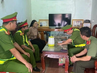 Công an vào cuộc vụ người phụ nữ dùng cào đập ô tô đi vào đường phơi lúa