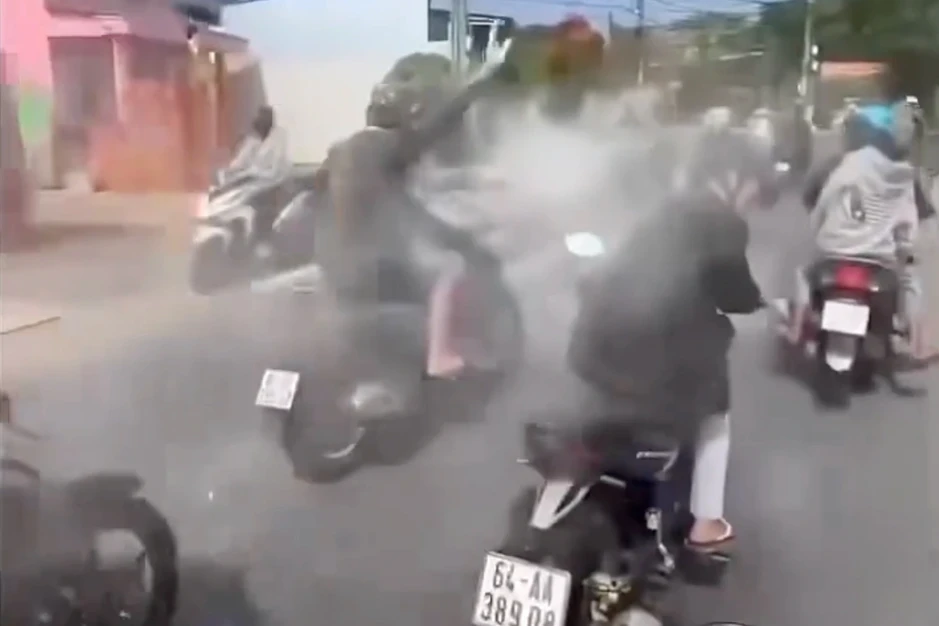 Công an vào cuộc vụ nhóm thanh thiếu niên đi xe máy ném bột trên đường Công an vào cuộc vụ nhóm thanh thiếu niên đi xe máy ném bột trên đường