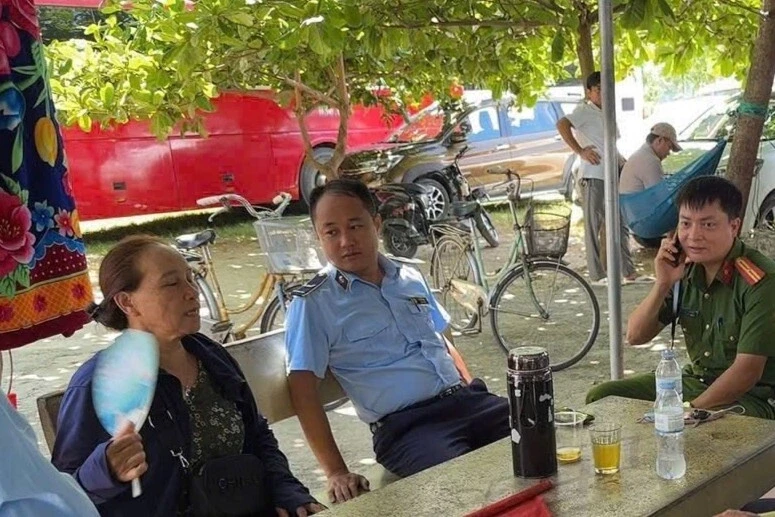 Công an vào cuộc vụ tài xế bị thu tiền khi dừng xe đón khách ở Sầm Sơn Công an vào cuộc vụ tài xế bị thu tiền khi dừng xe đón khách ở Sầm Sơn
