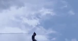 Công an vào cuộc xác minh clip người đu theo dây thả diều treo lơ lửng trên cao ở Chợ Mới