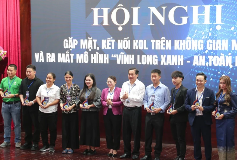 Công an Vĩnh Long tăng cường đấu tranh với thông tin xấu, độc trên không gian mạng Công an Vĩnh Long tăng cường đấu tranh với thông tin xấu, độc trên không gian mạng