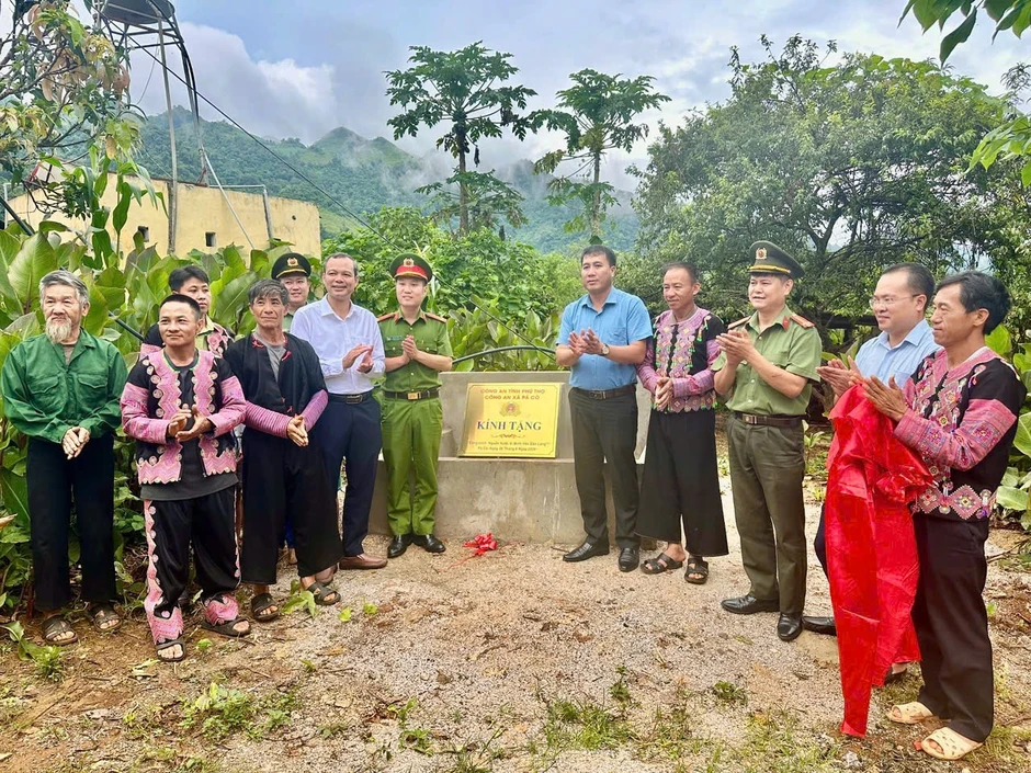Công an xã góp tiền lương đưa nước sạch về bản giúp dân "giải cơn khát" Công an xã góp tiền lương đưa nước sạch về bản giúp dân "giải cơn khát"