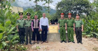 Công an xã góp tiền lương đưa nước sạch về bản giúp dân "giải cơn khát"