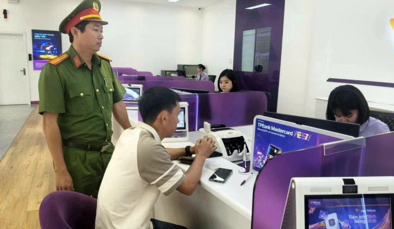 Công an xã hỗ trợ nhận lại 1,2 tỷ đồng tiền chuyển khoản nhầm Công an xã hỗ trợ nhận lại 1,2 tỷ đồng tiền chuyển khoản nhầm