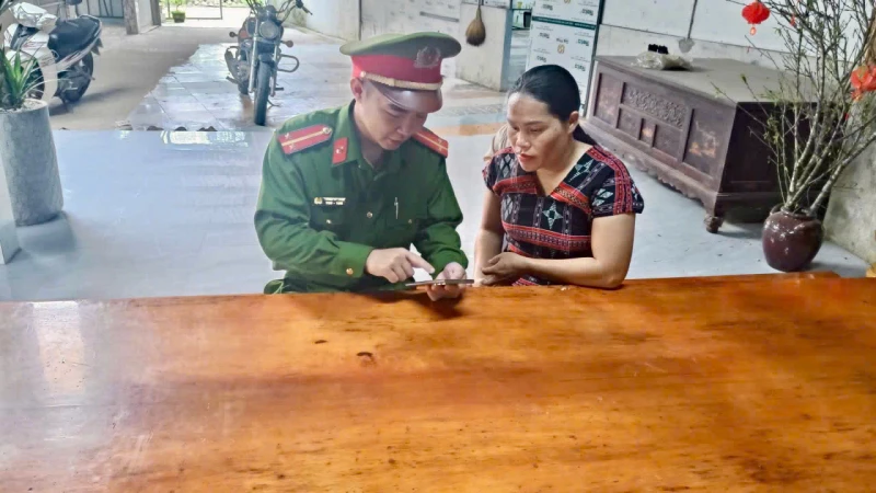 Công an xã miền núi ở Huế nỗ lực giúp dân tích hợp tài khoản an sinh xã hội trên VNeiD Công an xã miền núi ở Huế nỗ lực giúp dân tích hợp tài khoản an sinh xã hội trên VNeiD