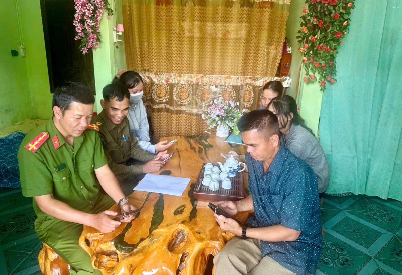 Công an xã miền núi ở Huế nỗ lực giúp dân tích hợp tài khoản an sinh xã hội trên VNeiD Công an xã miền núi ở Huế nỗ lực giúp dân tích hợp tài khoản an sinh xã hội trên VNeiD