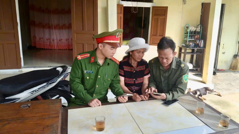 Công an xã miền núi ở Huế nỗ lực giúp dân tích hợp tài khoản an sinh xã hội trên VNeiD Công an xã miền núi ở Huế nỗ lực giúp dân tích hợp tài khoản an sinh xã hội trên VNeiD