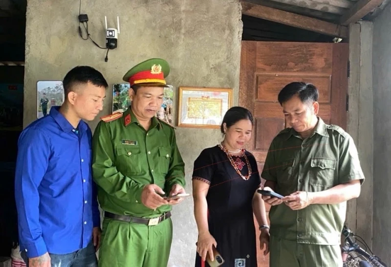 Công an xã miền núi ở Huế nỗ lực giúp dân tích hợp tài khoản an sinh xã hội trên VNeiD Công an xã miền núi ở Huế nỗ lực giúp dân tích hợp tài khoản an sinh xã hội trên VNeiD