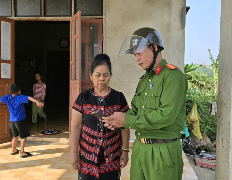 Công an xã miền núi ở Huế nỗ lực giúp dân tích hợp tài khoản an sinh xã hội trên VNeiD Công an xã miền núi ở Huế nỗ lực giúp dân tích hợp tài khoản an sinh xã hội trên VNeiD