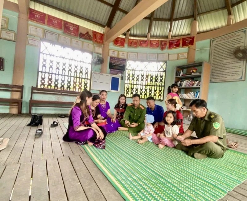 Công an xã miền núi ở Huế nỗ lực giúp dân tích hợp tài khoản an sinh xã hội trên VNeiD Công an xã miền núi ở Huế nỗ lực giúp dân tích hợp tài khoản an sinh xã hội trên VNeiD