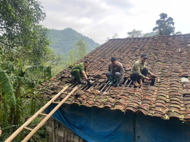 Công an xã Minh Khai hỗ trợ người dân khắc phục hậu quả mưa đá Công an xã Minh Khai hỗ trợ người dân khắc phục hậu quả mưa đá