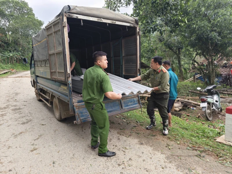 Công an xã Minh Khai hỗ trợ người dân khắc phục hậu quả mưa đá Công an xã Minh Khai hỗ trợ người dân khắc phục hậu quả mưa đá