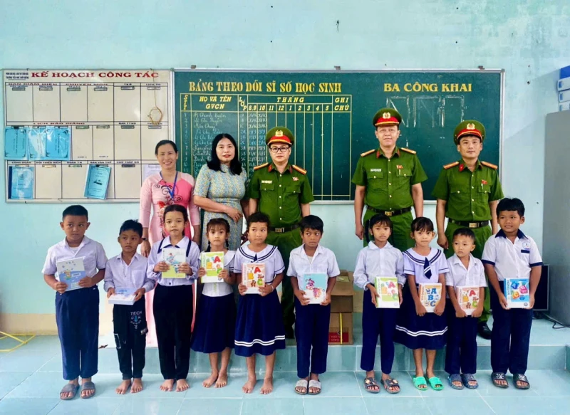 Công an xã ở nơi có đông đồng bào dân tộc Raglai nâng cao hiệu quả gần dân Công an xã ở nơi có đông đồng bào dân tộc Raglai nâng cao hiệu quả gần dân