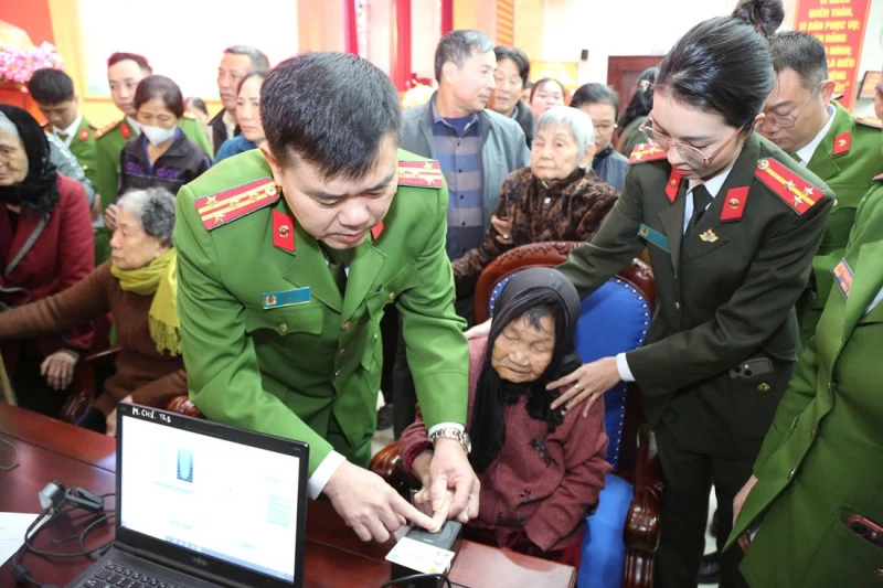 Công an xã tìm lại thân nhân cho liệt sĩ thông qua Đề án 06 Công an xã tìm lại thân nhân cho liệt sĩ thông qua Đề án 06