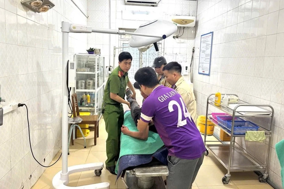 Công an xã Văn Bàn cứu người đàn ông tự gây thương tích ở Lào Cai Công an xã Văn Bàn cứu người đàn ông tự gây thương tích ở Lào Cai