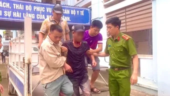 Công an xã Văn Bàn cứu người đàn ông tự gây thương tích ở Lào Cai