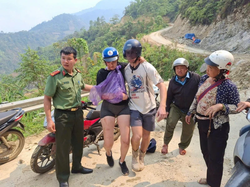 Công an xã vùng cao kịp thời cứu hộ du khách nước ngoài gặp nạn Công an xã vùng cao kịp thời cứu hộ du khách nước ngoài gặp nạn