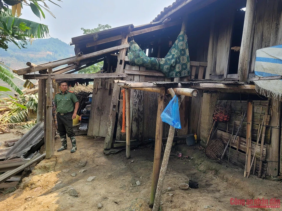 Công an xã vượt đường núi khó khăn, giúp dân khắc phục hậu quả dông lốc Công an xã vượt đường núi khó khăn, giúp dân khắc phục hậu quả dông lốc
