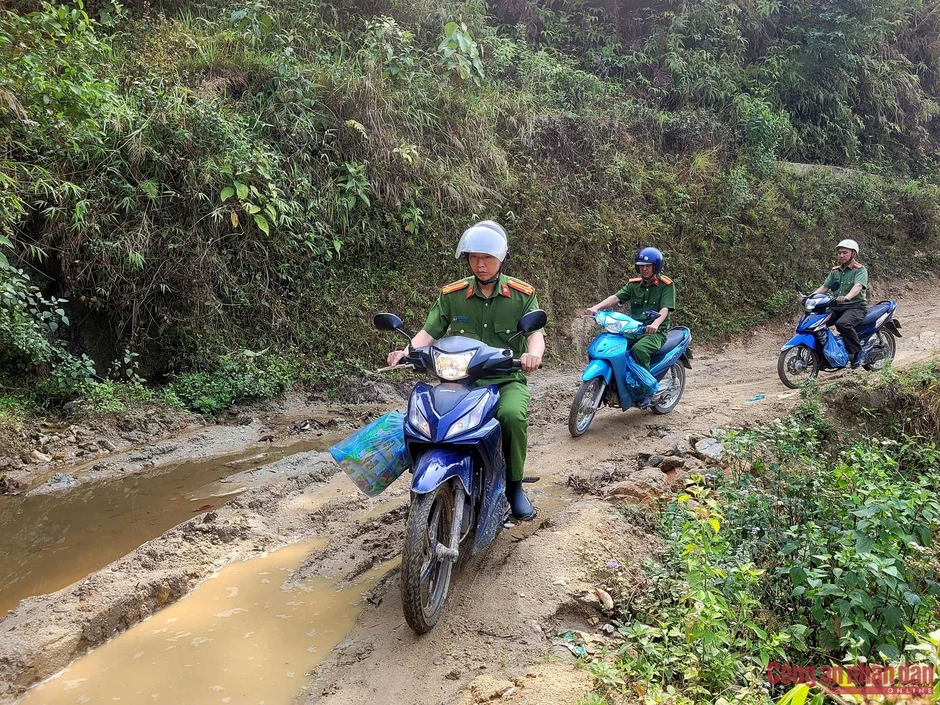 Công an xã vượt đường núi khó khăn, giúp dân khắc phục hậu quả dông lốc Công an xã vượt đường núi khó khăn, giúp dân khắc phục hậu quả dông lốc