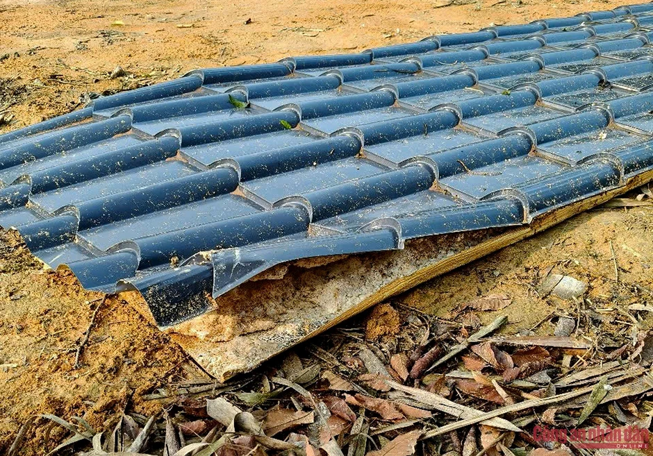 Công an xã vượt đường núi khó khăn, giúp dân khắc phục hậu quả dông lốc Công an xã vượt đường núi khó khăn, giúp dân khắc phục hậu quả dông lốc