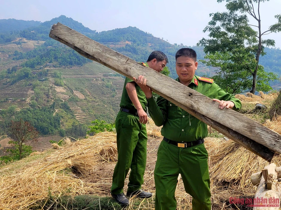 Công an xã vượt đường núi khó khăn, giúp dân khắc phục hậu quả dông lốc Công an xã vượt đường núi khó khăn, giúp dân khắc phục hậu quả dông lốc