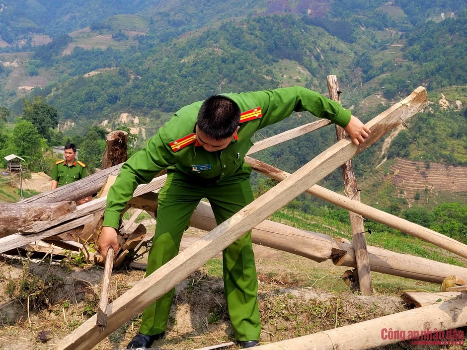 Công an xã vượt đường núi khó khăn, giúp dân khắc phục hậu quả dông lốc Công an xã vượt đường núi khó khăn, giúp dân khắc phục hậu quả dông lốc