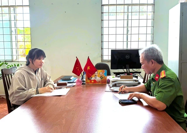 Công an xác minh các giao dịch chuyển khoản từ 6 triệu đến 103 triệu đồng của 2 người dân