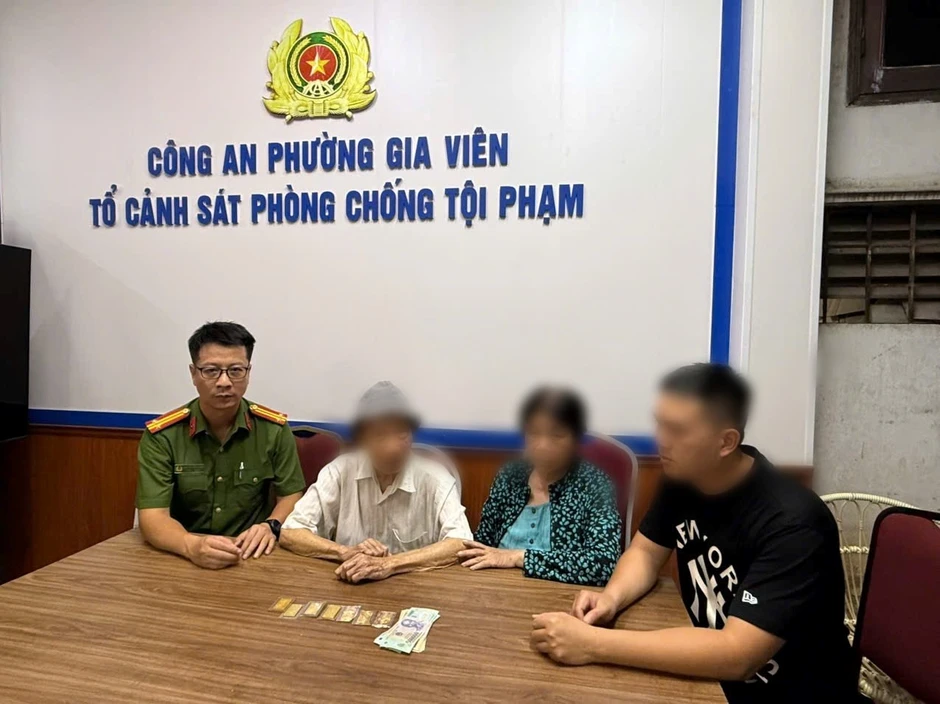 Công an xác minh cụ ông 92 tuổi mang theo 7 cây vàng SJC đi ngoài đường lúc 21h Công an xác minh cụ ông 92 tuổi mang theo 7 cây vàng SJC đi ngoài đường lúc 21h