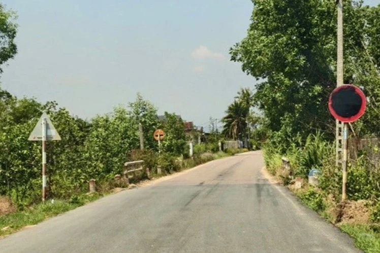 Công an xác minh loạt biển báo hạn chế tải trọng bị bôi đen Công an xác minh loạt biển báo hạn chế tải trọng bị bôi đen