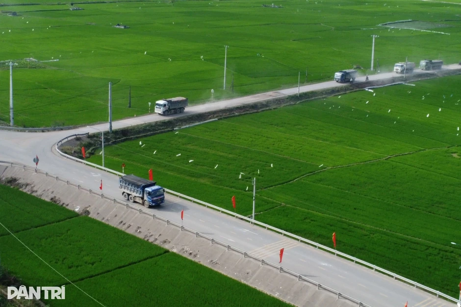 Công an xác minh loạt biển báo hạn chế tải trọng bị bôi đen Công an xác minh loạt biển báo hạn chế tải trọng bị bôi đen