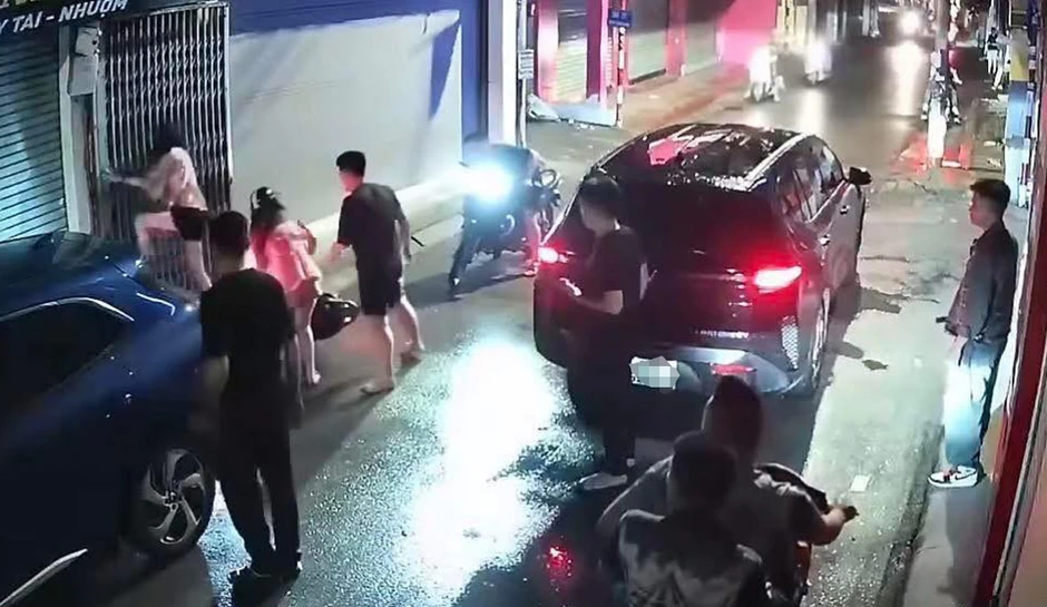 Công an xác minh vụ 2 cô gái bị 2 thanh niên đuổi đánh giữa đêm ở Hà Nội Công an xác minh vụ 2 cô gái bị 2 thanh niên đuổi đánh giữa đêm ở Hà Nội
