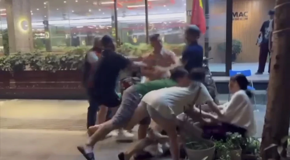 Công an xác minh vụ 2 cô gái tố bị quấy rối, hành hung ở Hà Nội Công an xác minh vụ 2 cô gái tố bị quấy rối, hành hung ở Hà Nội